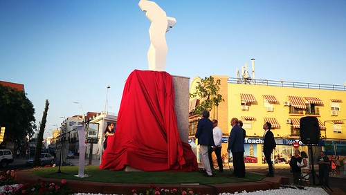 Inauguración del monumento a Ángel Bernardos y los donantes en la Avenida Cristóbal Colón